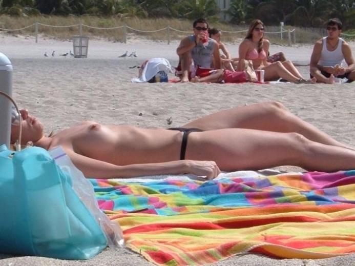 15P Heating up the beach by exposing her nude figure