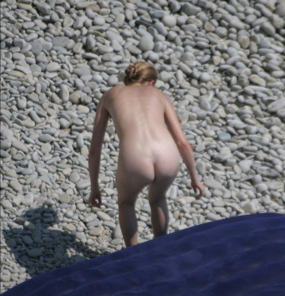 15P Heating up the beach by exposing her nude figure