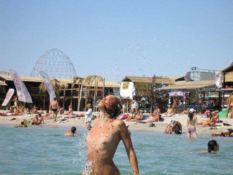 15P Heating up the beach by exposing her nude figure