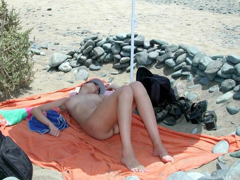 15P Heating up the beach by exposing her nude figure