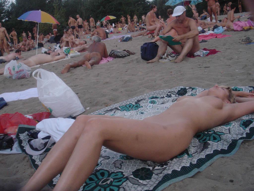 15P Blonde babe rubs her perfectly tanned nude body