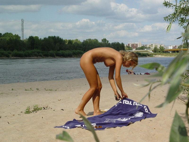 15P Blonde babe rubs her perfectly tanned nude body
