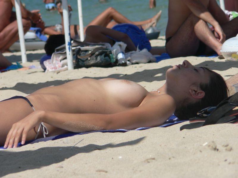 15P Watch a naked chick at the beach tan her hot body