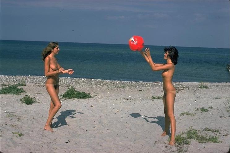 15P Watch a naked chick at the beach tan her hot body