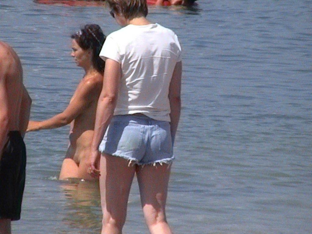 15P Watch a naked chick at the beach tan her hot body