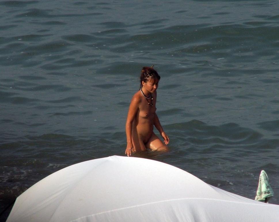 15P Tanning nude hottie exposes her perfect teen body