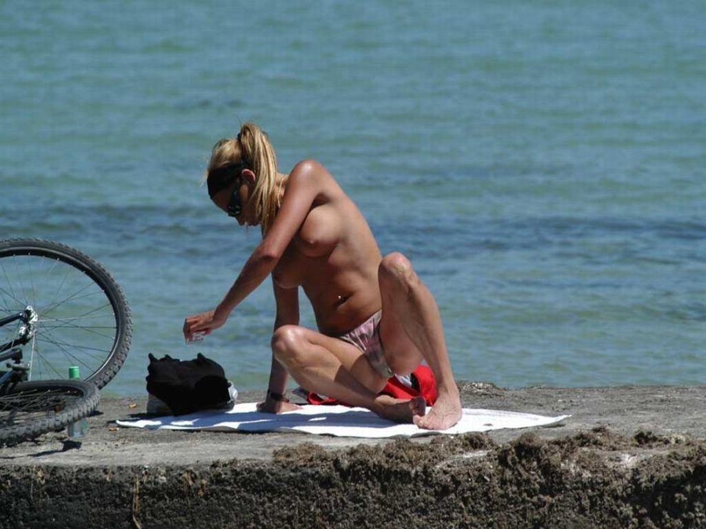 15P Tanning nude hottie exposes her perfect teen body