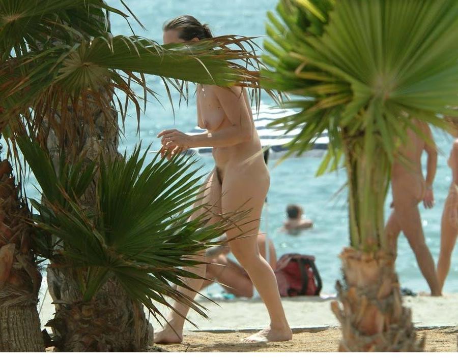 15P Hot days call for teen nudeness on the warm sand
