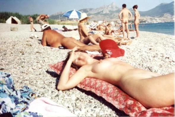 15P You'll love seeing this curvy nudist strip naked