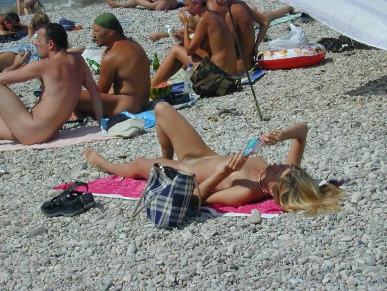 15P Guys can't stop gawking at this amazing nude babe