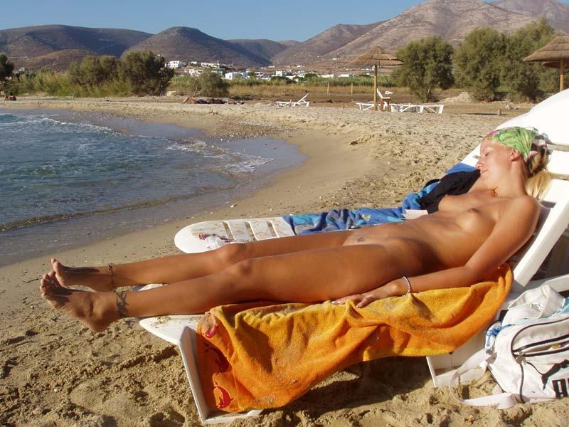 15P Guys can't stop gawking at this amazing nude babe