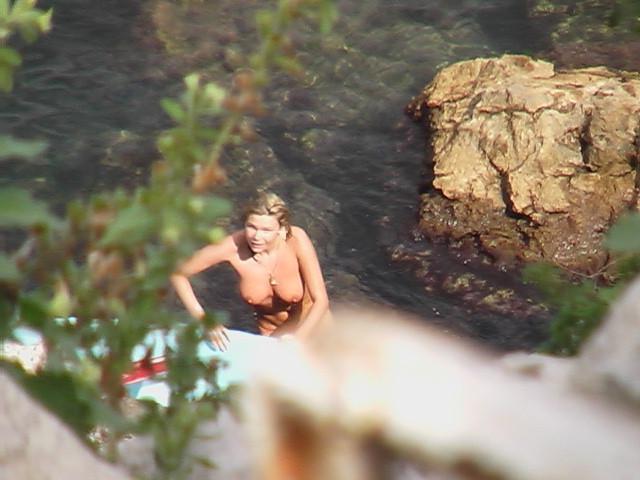 15P Guys can't stop gawking at this amazing nude babe