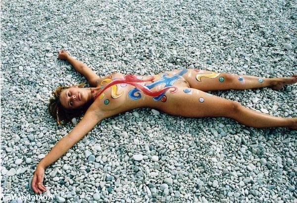 15P Guys can't stop gawking at this amazing nude babe