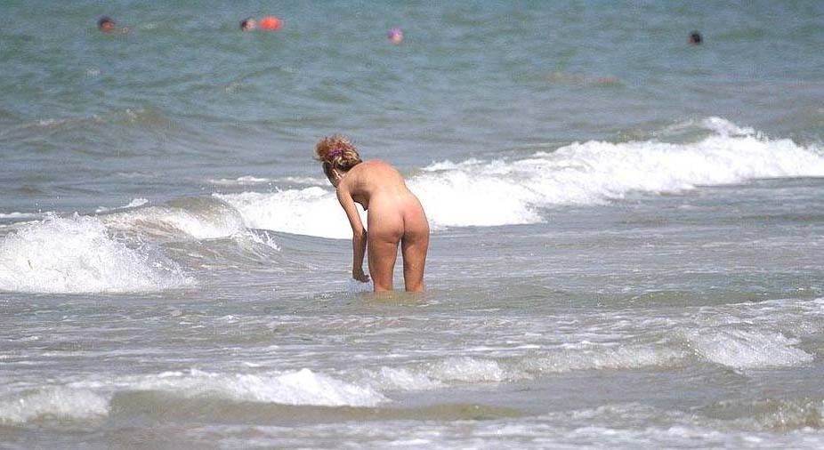 15P Two nudist friends get an even tan at the beach