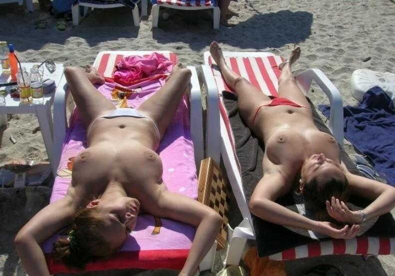 15P Two nudist friends get an even tan at the beach