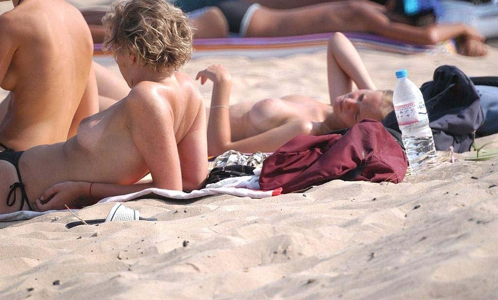 15P Two nudist friends get an even tan at the beach