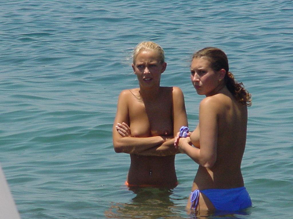 15P Two nudist friends get an even tan at the beach