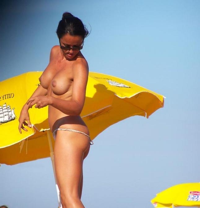15P Curvaceous nude teen poses in the warm water
