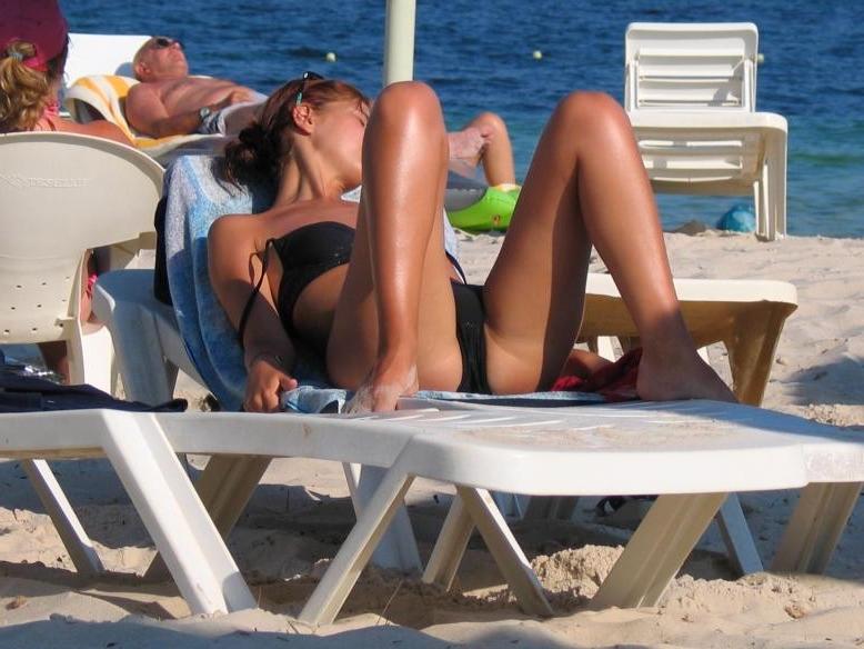 15P Blonde and brunette nude girls tanning outdoors