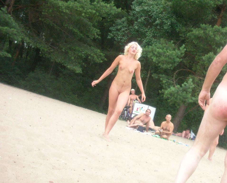 15P You'll love seeing this curvy nudist strip naked