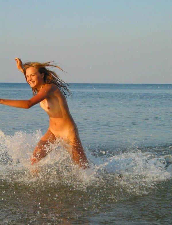 15P Watch a naked chick at the beach tan her hot body
