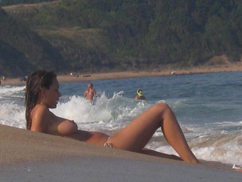 15P Watch a naked chick at the beach tan her hot body