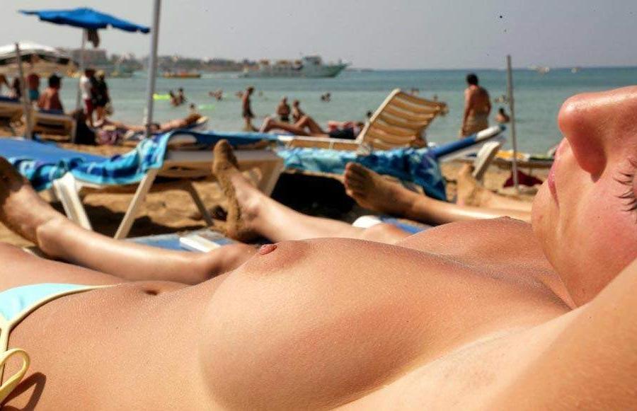 15P Watch a naked chick at the beach tan her hot body