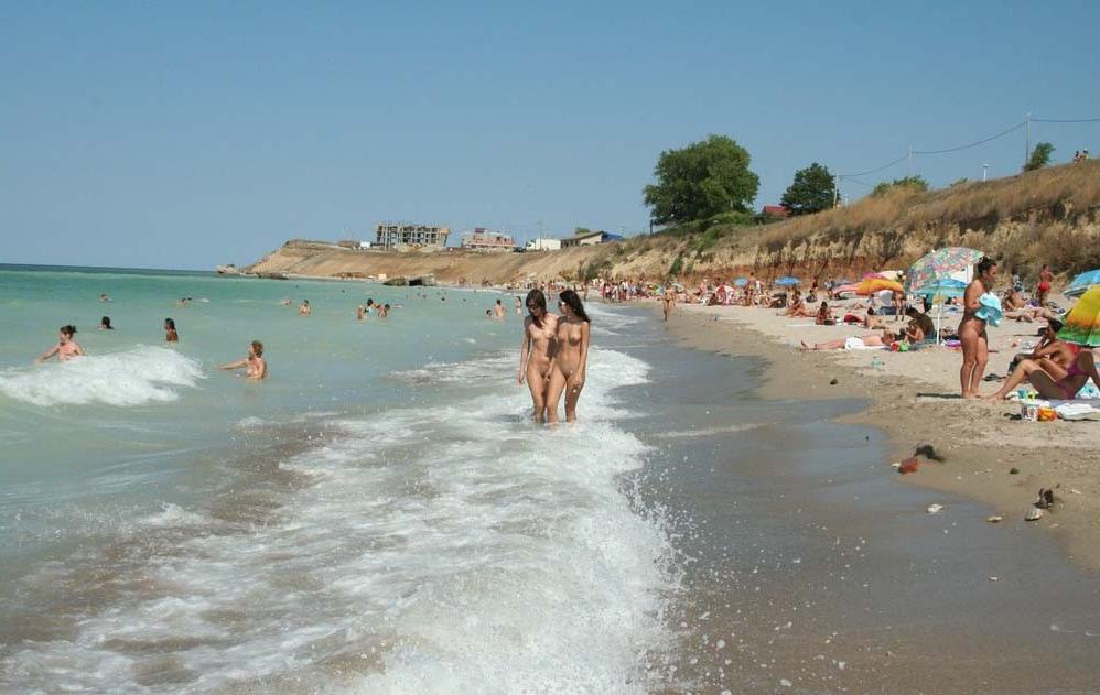 15P Watch a naked chick at the beach tan her hot body