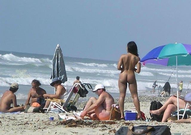 15P Watch a naked chick at the beach tan her hot body
