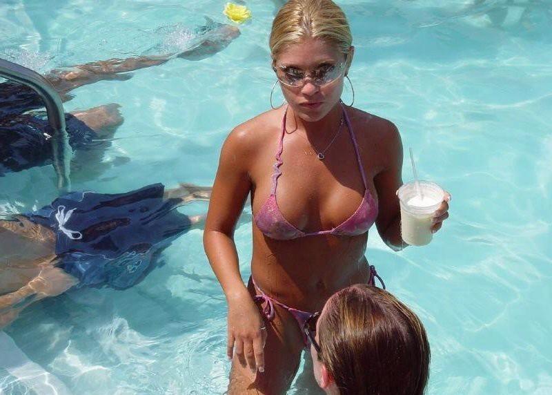 15P Watch a naked chick at the beach tan her hot body