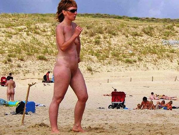 15P Heating up the beach by exposing her nude figure