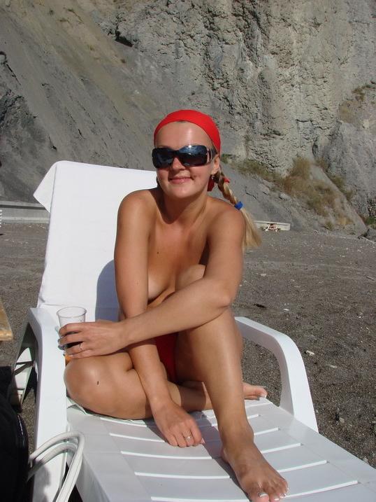 15P Amateur nudist loves feeling the sun on her body
