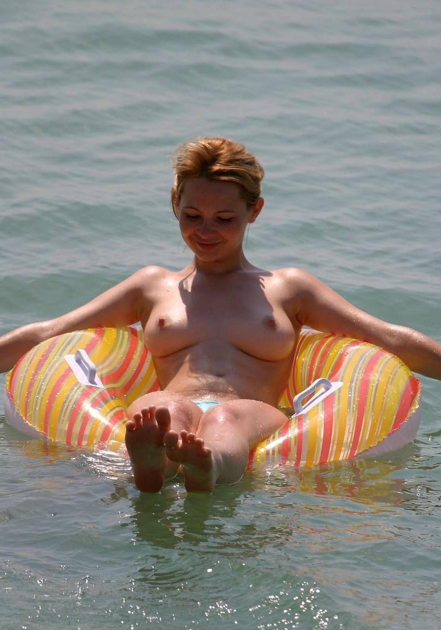 15P Amateur nudist loves feeling the sun on her body