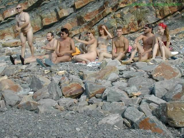 15P Wenn dieses FKK-Babe nackt ist, sind alle Augen auf sie gerichtet