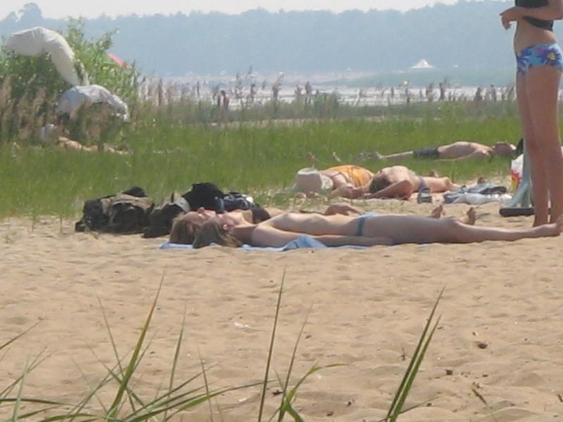 15P Wenn dieses FKK-Babe nackt ist, sind alle Augen auf sie gerichtet