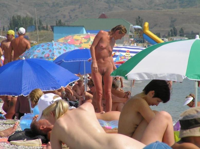 15P The temperature is rising thanks to these nudists