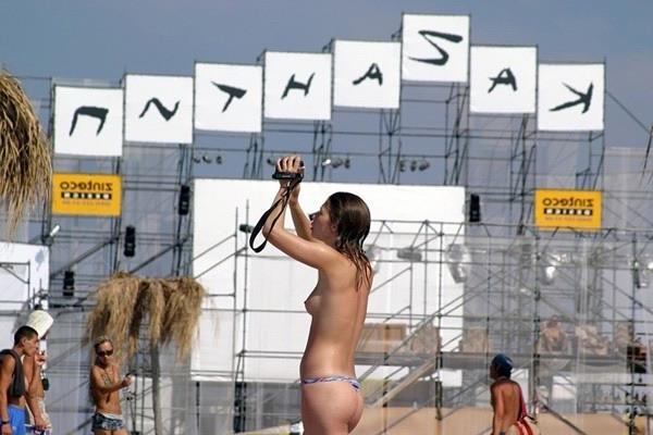15P The temperature is rising thanks to these nudists