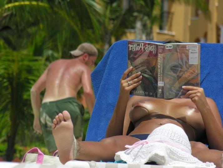 15P Nudist girl doesn't hide her sexy naked body
