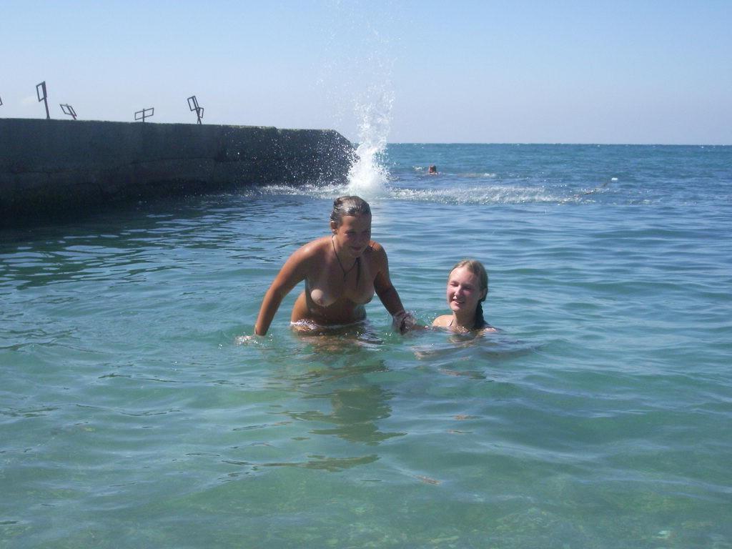 15P Nudist girl doesn't hide her sexy naked body