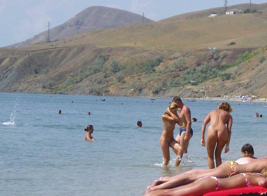 15P Watch this sexy blonde babe lay in the water naked