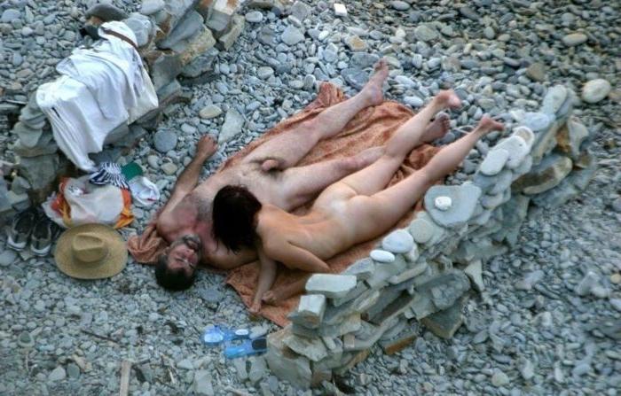 15P Two nudist friends get an even tan at the beach