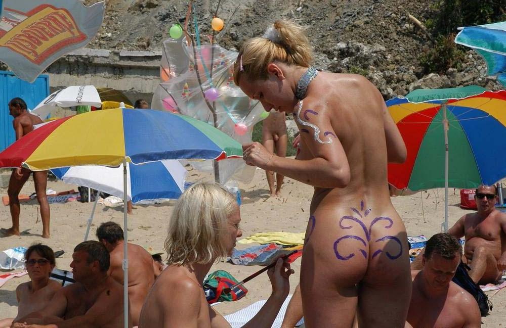 15P Watch this teen nudist rubbing sand on her body