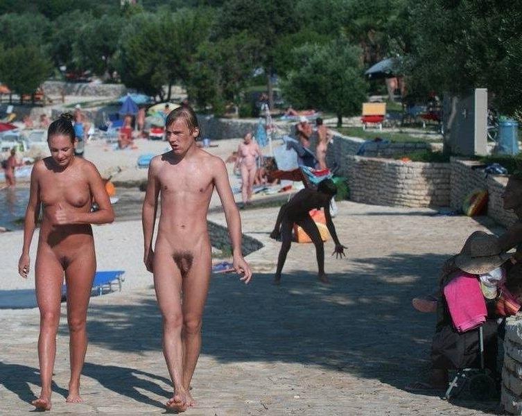 15P Curvaceous nude blonde poses in the warm water