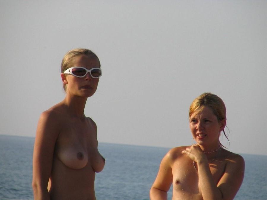 15P Blonde babe rubs her perfectly tanned nude body