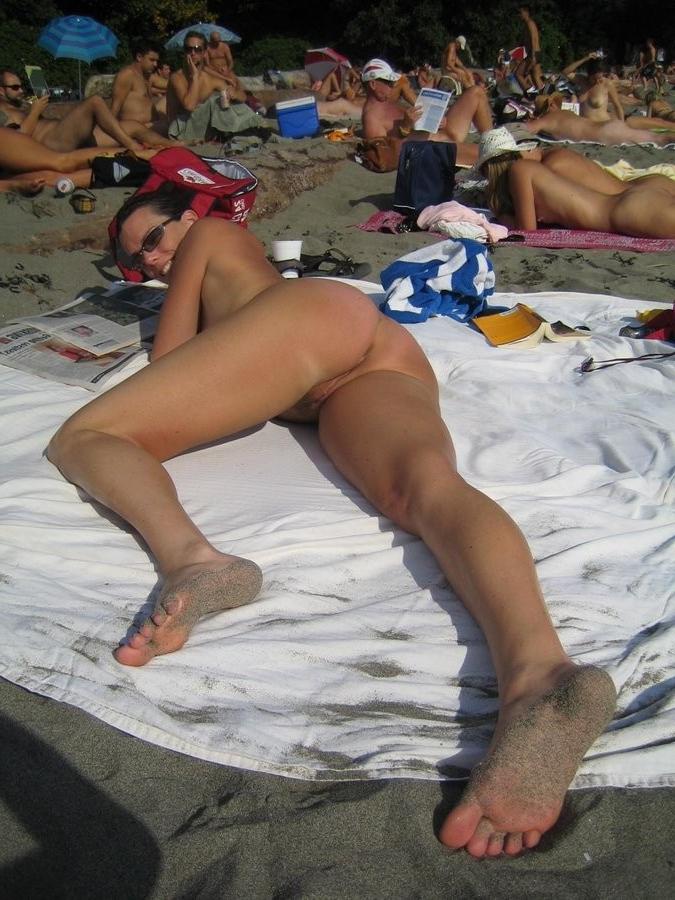 15P Tanning nude hottie exposes her perfect sexy body