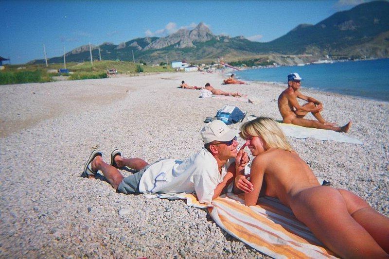 15P See this nudist girl lay out at the public beach