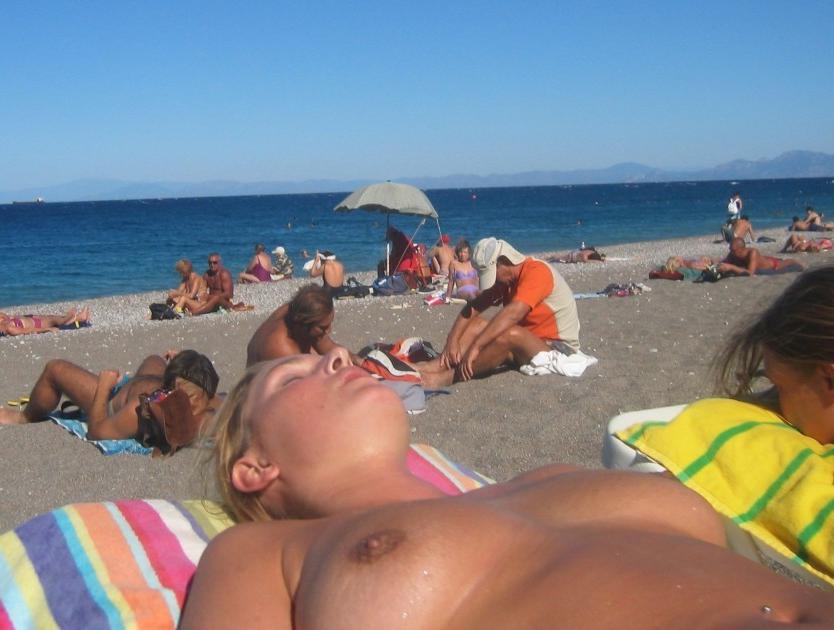 15P See this nudist girl lay out at the public beach
