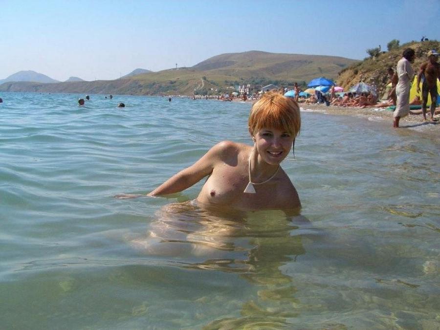 15P Skinny babe impresses the nude beach with her body