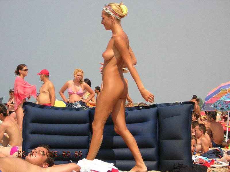 15P Curvaceous nude babe poses in the warm water