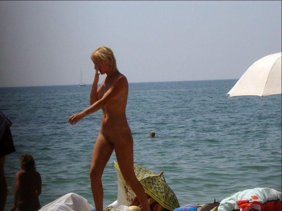 15P Guys can't stop gawking at this amazing nude girl
